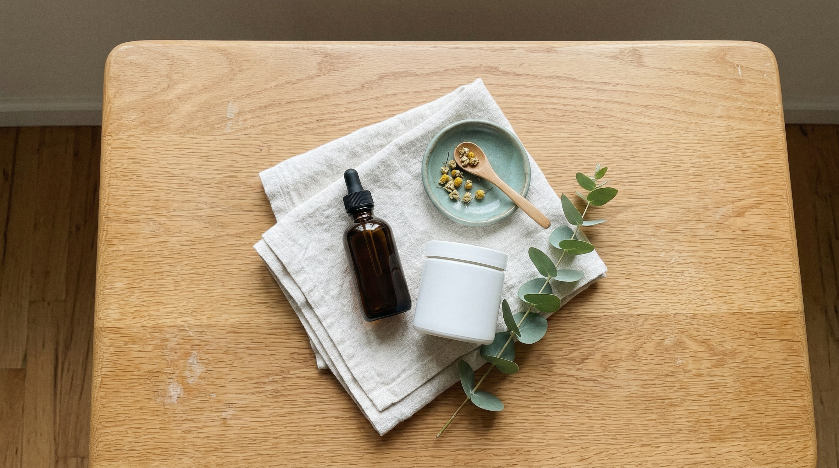 Illustration showing the 3‑3‑3 eating rule: clock with three‑hour spacing and three balanced meal plates (protein, carbohydrate, vegetable)